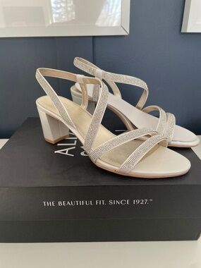 Brand new Naturalizer Vanessa satin wedding heels. Never worn. Includes original